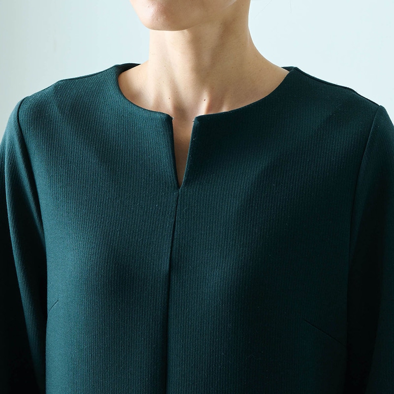 キーネックですっきり女性らしい印象に