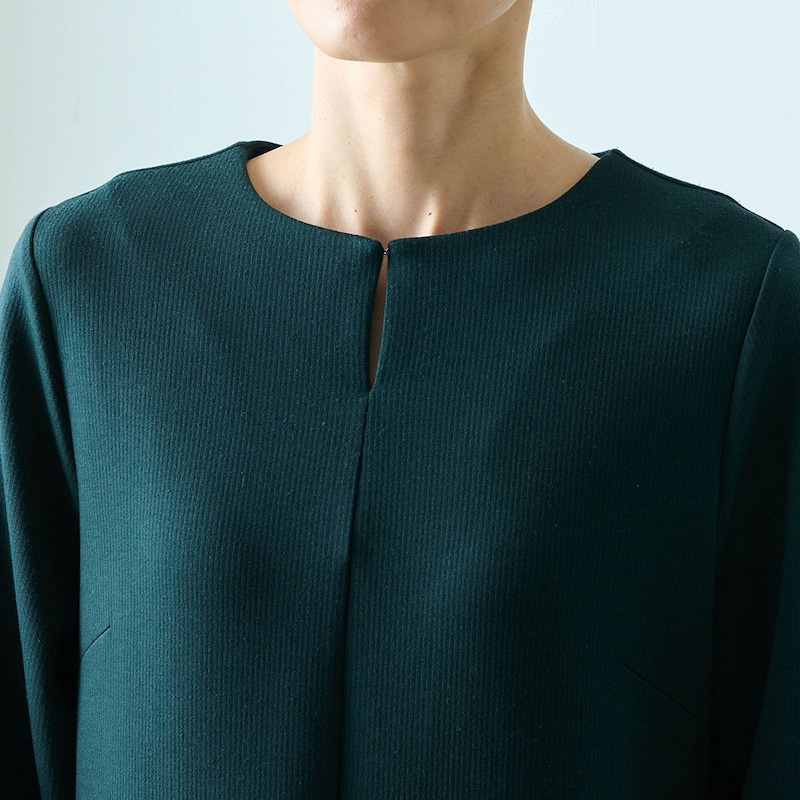 ホックでスリットを閉じて着用も可能