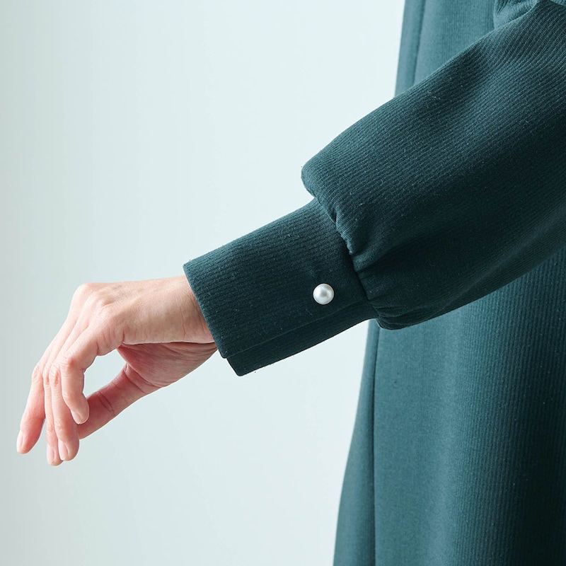 袖口のパールボタンも華やぎポイント