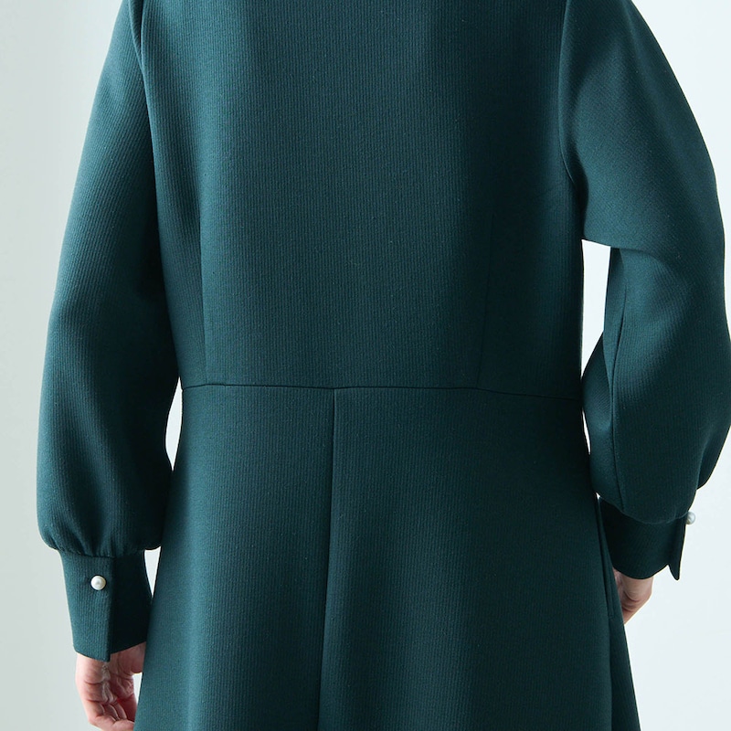 後ろのダーツがすっきり縦長な下半身を演出