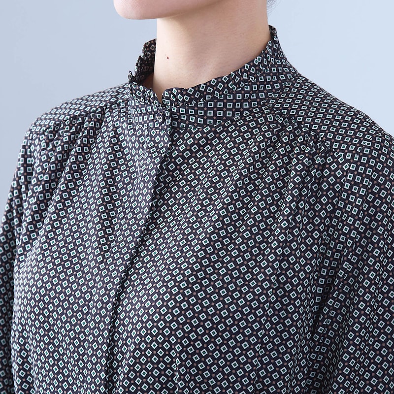 襟元はプチフリル仕様