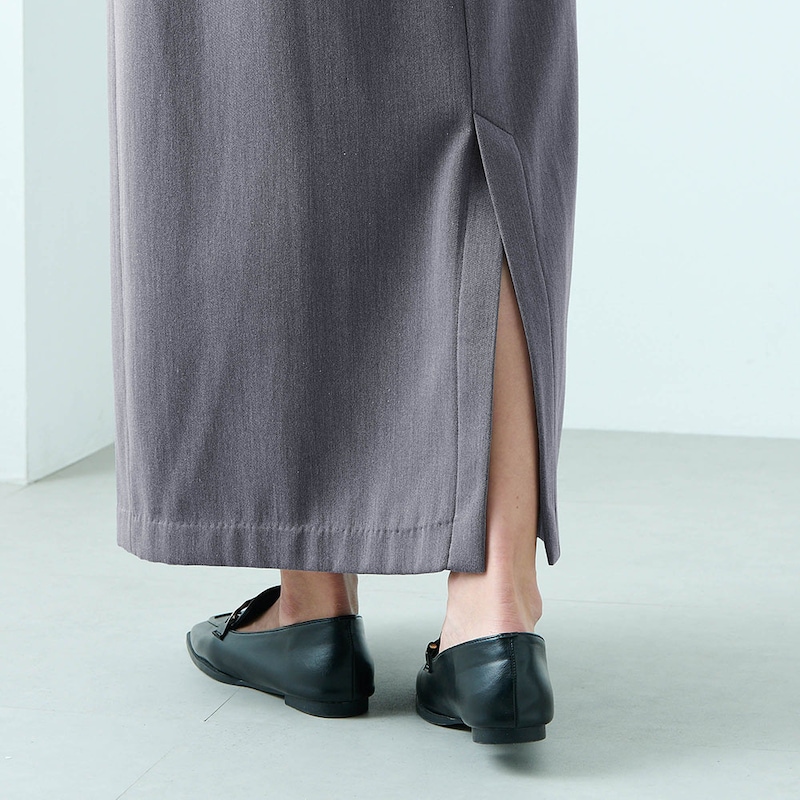 裾はベンツ入りで足さばきも良好