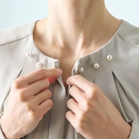 襟元はホックで開閉できて着脱しやすい