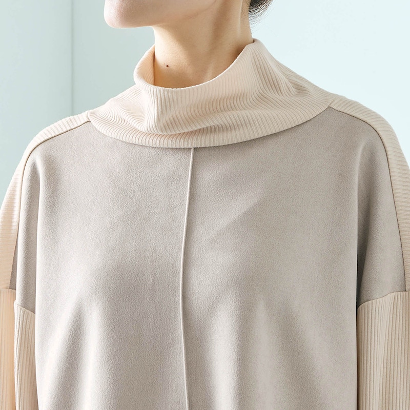 ゆったりボリューミーなハイネックが窮屈感なく小顔効果も