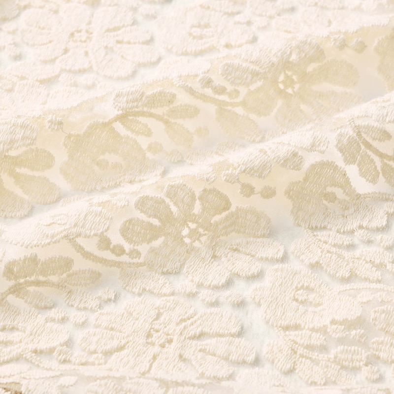 ジレにはフェミニンな花柄レースを採用