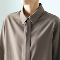 取り外せるボウタイ付き