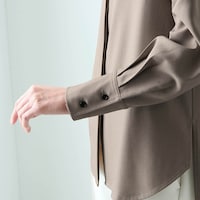 長めのカフスがシックなスタイルに