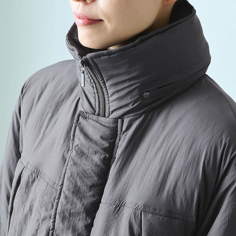 フードを収納できる襟元2WAYデザイン