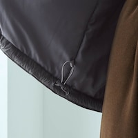 裾はドロスト仕様でシルエット調節が可能