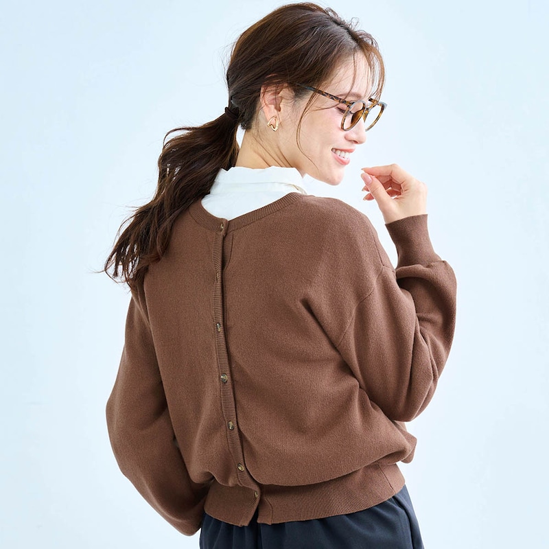 モデル身長168cm／M　※ボタンを後ろ側で着た場合