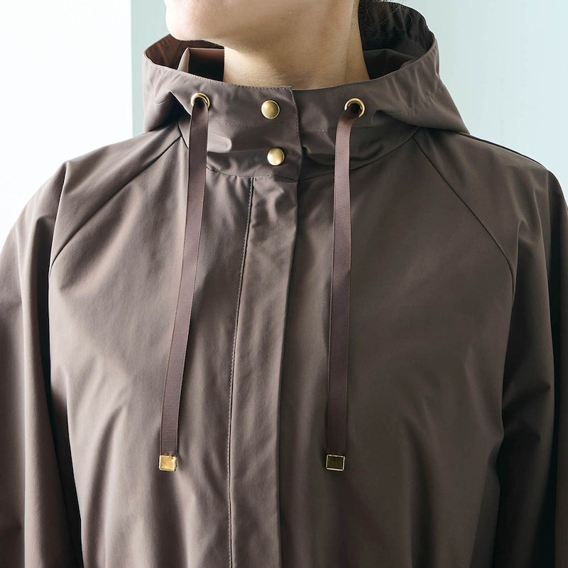 ゴールド調の金具で女性らしいカジュアルが完成