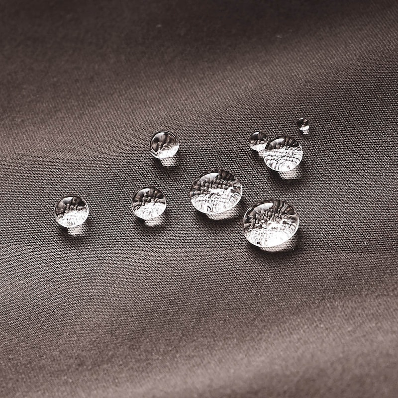 表面は撥水加工素材を採用し、雨や雪の日でも安心