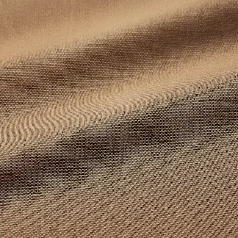 身生地は滑らかな質感のレーヨン混素材