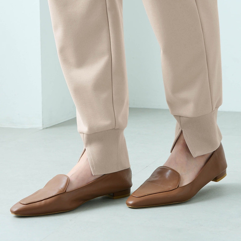 裾にスリットを入れてスニーカーを履いたときのもたつきを解消