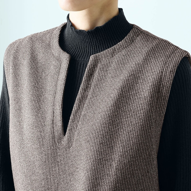 千鳥柄のベストはキーネックデザインで首元すっきり