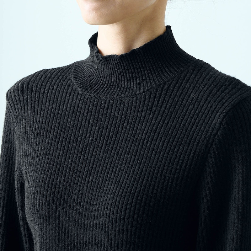 ニットは首元をカバーするハイネックデザイン