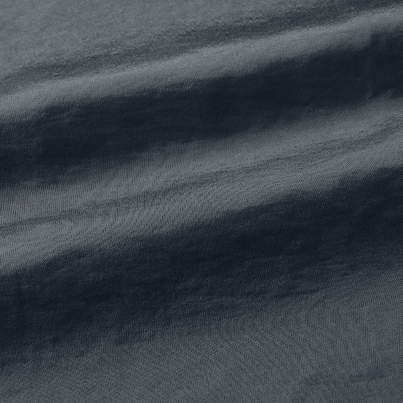 スカートは微光沢のある素材