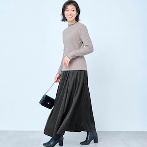 モデル身長168cm／M※写真は撮影用のため総丈+6cmになります。スカートのみ着用