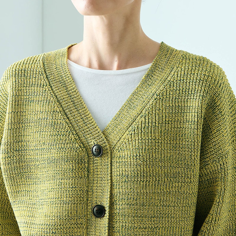 Vネックで顔まわりがすっきり見え