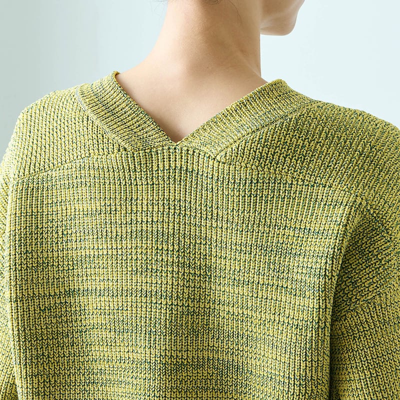 後ろ襟も抜け感のあるVネックデザイン