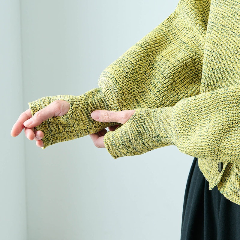 指穴付きの長め袖丈で手の甲まであたたかい