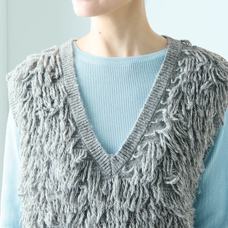 襟、袖口、裾のリブ使いで程よくカジュアルに