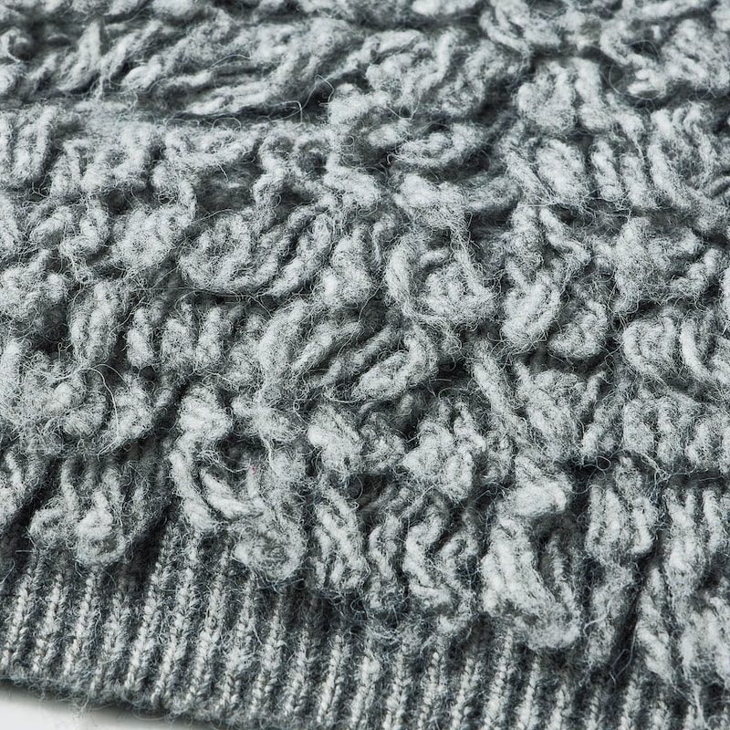 ループ状のフリンジのようなニット