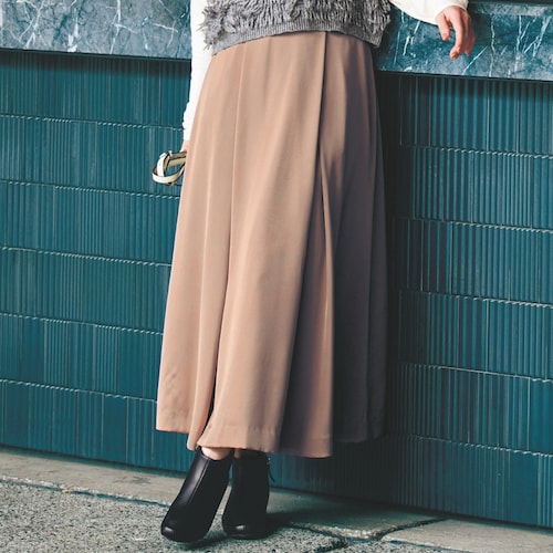 程よい光沢素材のタックスカート