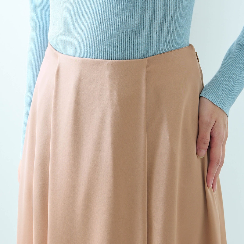 ラップ風のランダムタックが腰まわりをカバー