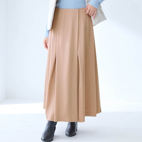 程よい光沢素材のタックスカート