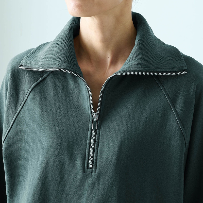 ほんのりスポーティなハーフジップデザインがポイント