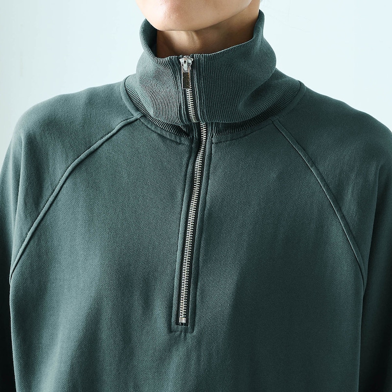 いろんな襟元アレンジが楽しめる