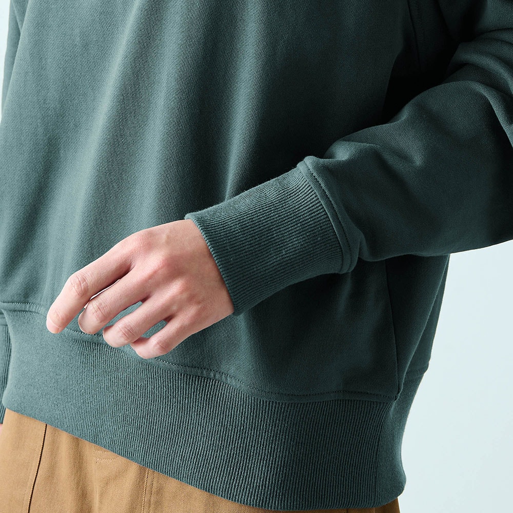 袖口を幅広リブですっきりと仕上げ、女性らしさをキープ