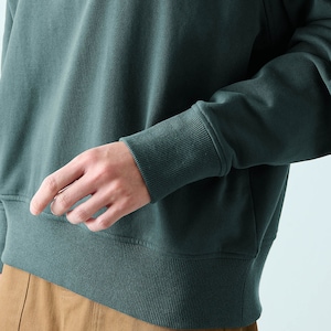袖口を幅広リブですっきりと仕上げ、女性らしさをキープ