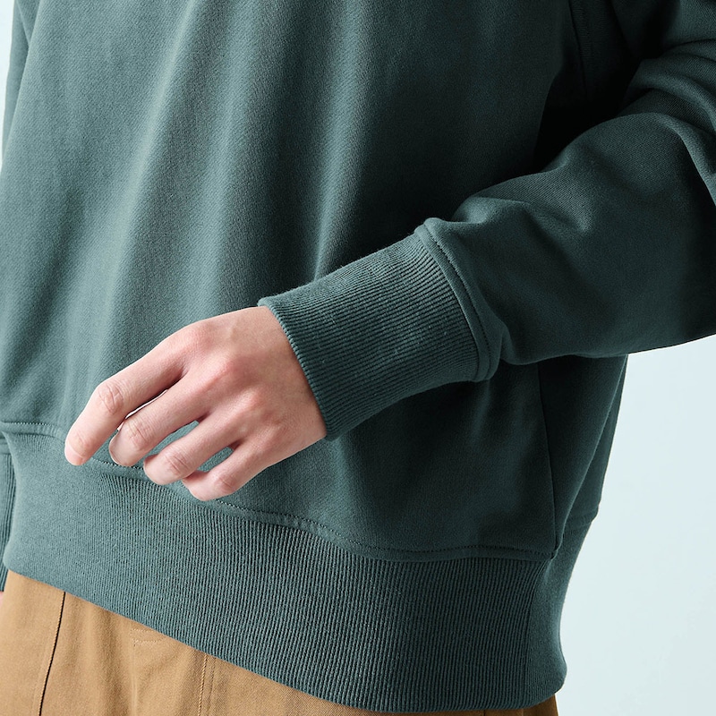 袖口を幅広リブですっきりと仕上げ、女性らしさをキープ