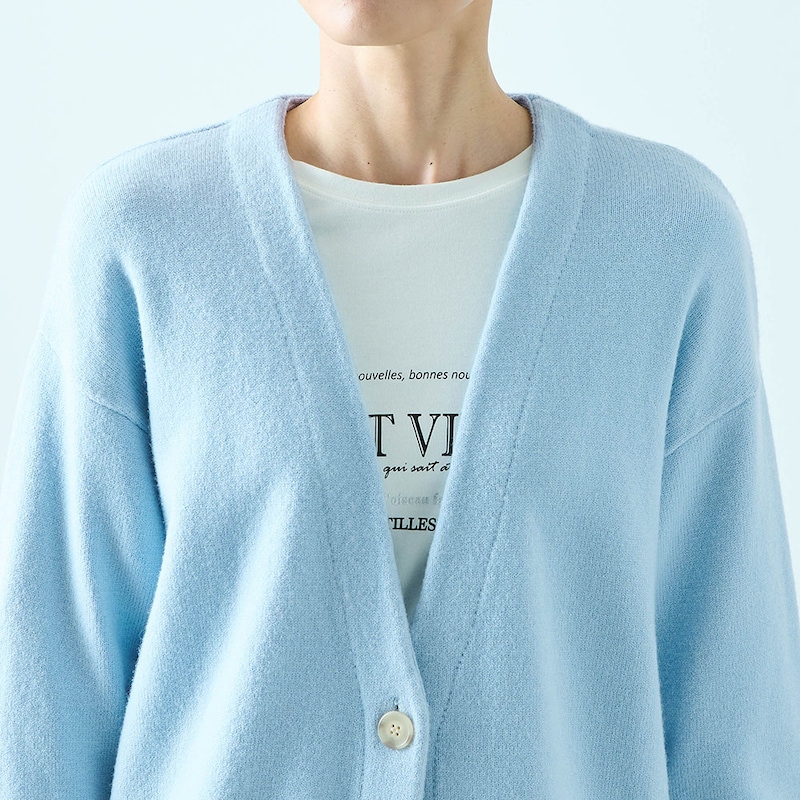 ワンボタンと深めＶネックがカジュアルな雰囲気