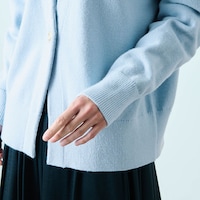 袖口はすっきりとしたリブ編み