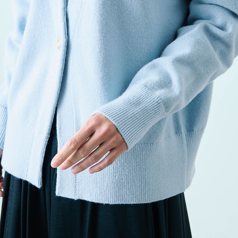 袖口はすっきりとしたリブ編み