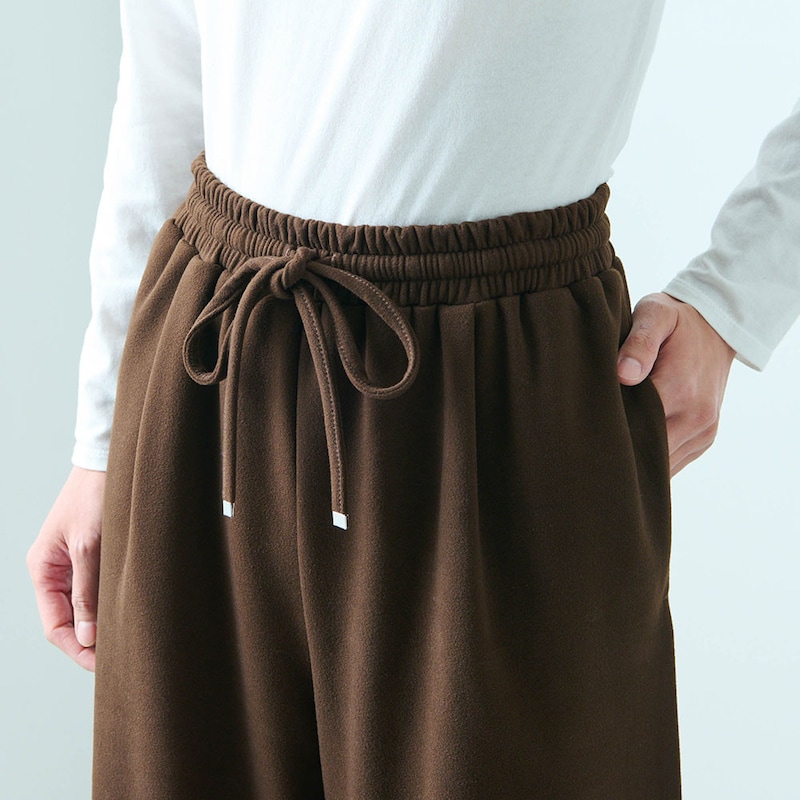 調節可能な共ひもに金具をつけることで上品見え