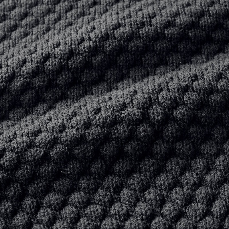 ベストは凸凹のある編地のニット素材