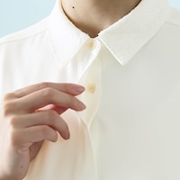 比翼ボタンデザインですっきりとした印象に