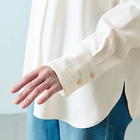 襟元と袖口のレースが大人の甘さをひとさじプラス