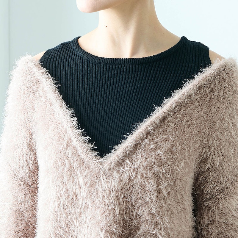 深Vネックで軽やかな印象に