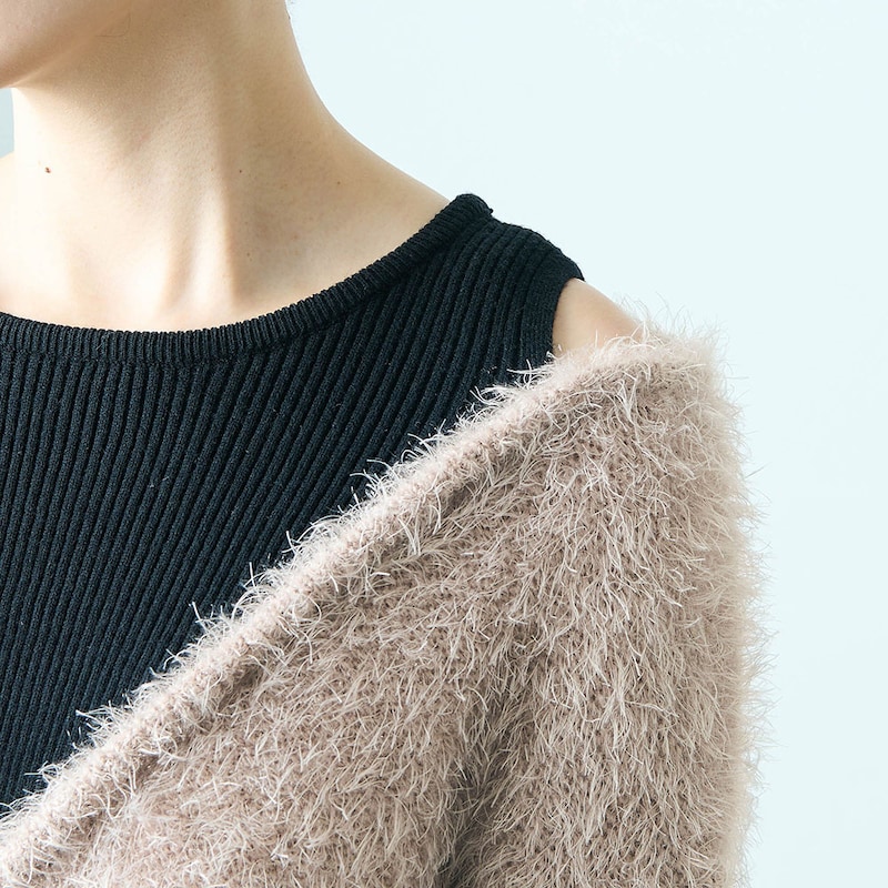 両肩部分に開きを作って肩をチラ見せ