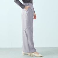 下半身のラインを拾いにくいワイドシルエット