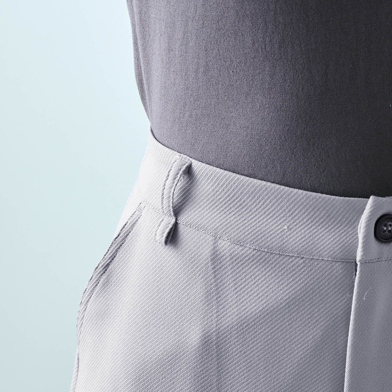 ベルトループ付きでトップスインも決まる