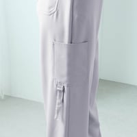右側ポケットはベルト付きデザイン