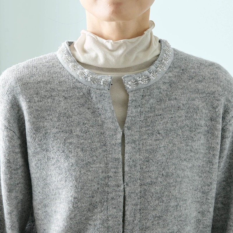 顔まわりが華やぐ襟ぐりのビジュー