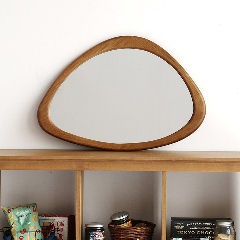 ミラー背面には飛散防止テープが貼付けされており、もしもの時もガラスが飛び散りにくい