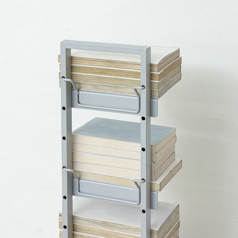 棚板は5cmピッチで20段階可動。収納物が落ちないよう棚に角度をつけています。/グレー